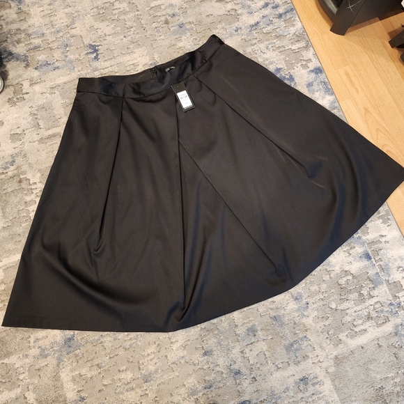 NWT City Chic Black Satin Midi A-Line Pleat Skirt Size 20 - Picture 2 of 15